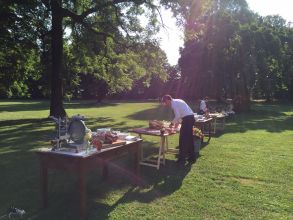 Allestimento di un matrimonio con arredi Chesterfield e mobilio antico presso il palazzo Barbò